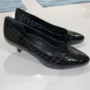 Trotters Kate Crocodile Leather Kitten Heel Pumps Black 8.5M